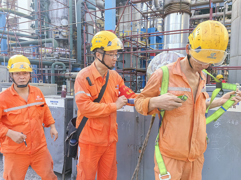 弘旭公司開展瀘天化硝區(qū)大修現(xiàn)場安全帽、安全帶、安全網(wǎng) 使用情況檢查(圖1)