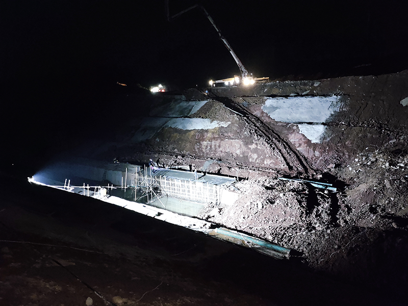 弘旭公司完成新舊箱涵接頭處施工(圖1) 弘旭公司完成新舊箱涵接頭處施工(圖1)