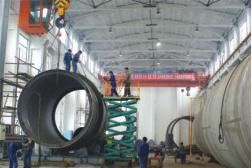 國內(nèi)第二臺(tái)大型稀硝酸吸收塔制作現(xiàn)場(圖1)